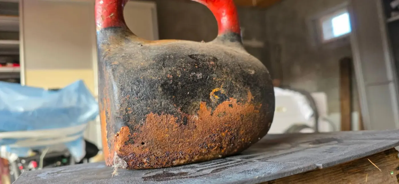 Чугунная гиря 16 кг в ржавчине до очистки
